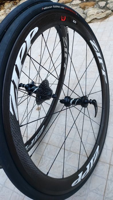 Rodas Zipp303 para pneu e câmara de ar.