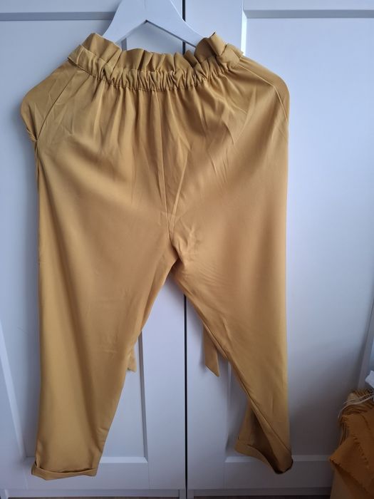 Pull & Bear spodnie musztardowe XS