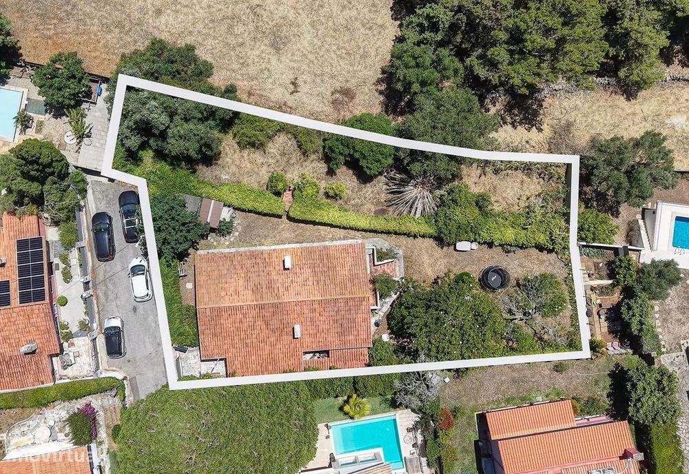 Charmosa Moradia T3 Térrea num lote de 938m2 para Remodelar na Aldeia