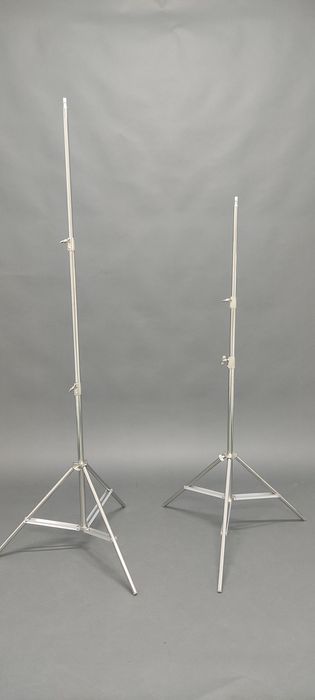2 Tripés novos metalizados