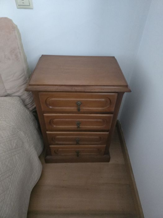 2 mesas de cabeceira