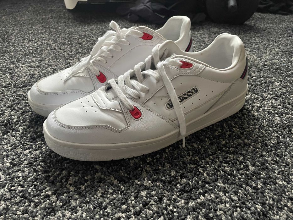 Białe sneakersy Ellesse retro sportowe z czerwonymi detalami