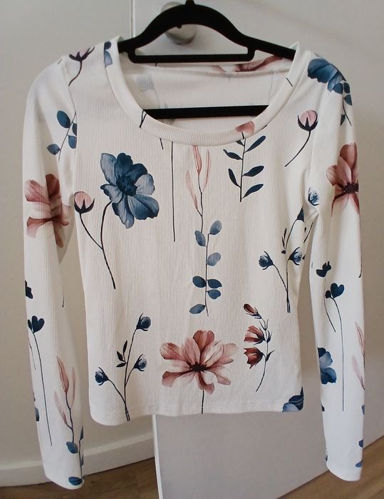 Camisola branca com padrão floral