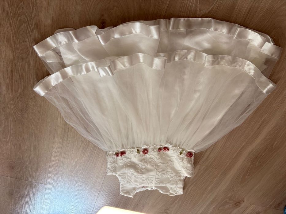 Elegancka biała sukienka dla dziewczynki 122