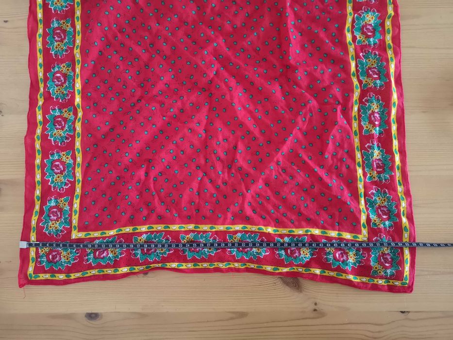 Lenço vermelho com padrão