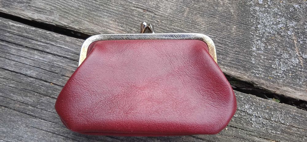 Кошелечек из красной кожи