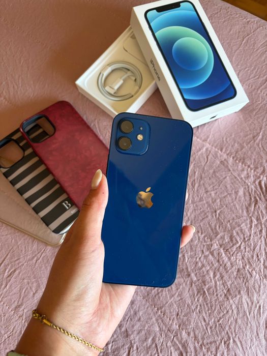 Vendo iPhone 12 com capa, carregador e 3 capas extra