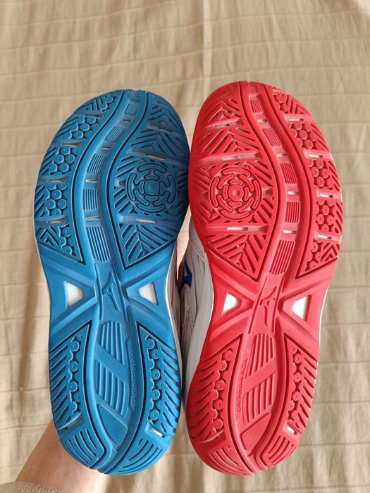 Фірмові кросівки Mizuno