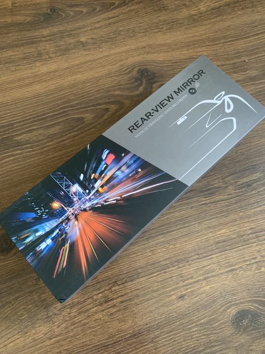 Черный видеорегистратор с коробкой в пленке