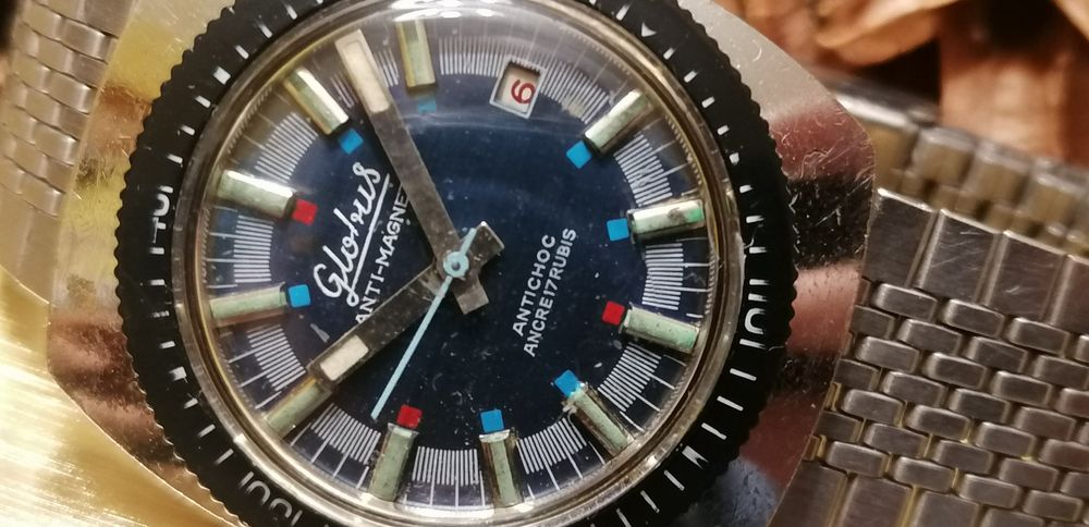 Relógio antigo globus e golfinho
