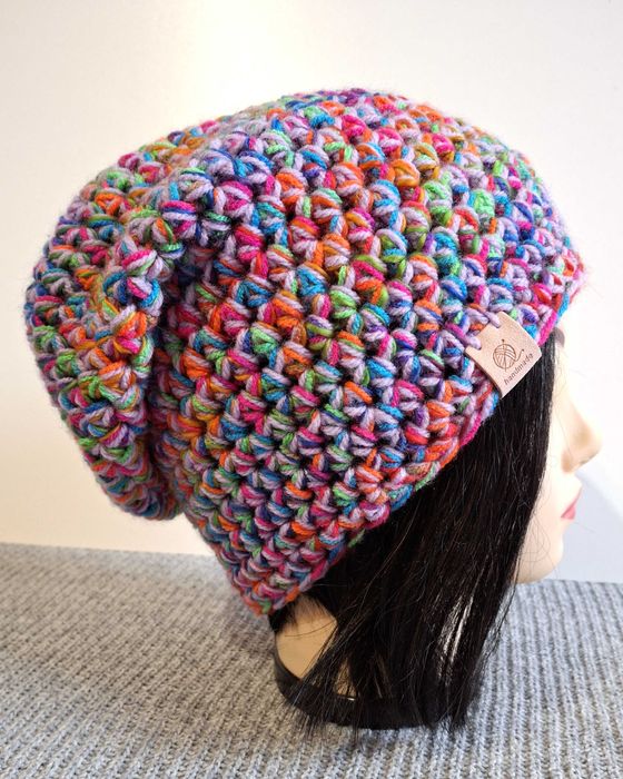 Kolorowa szydełkowa czapka smerfetka