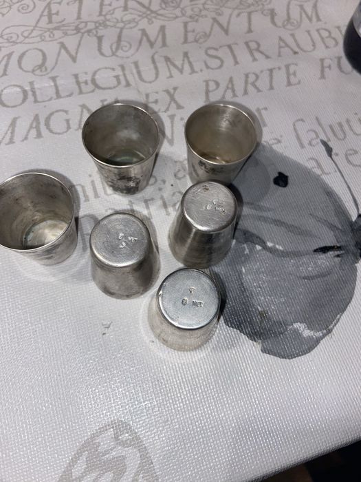 Metalowe kieliszki posrebrzane