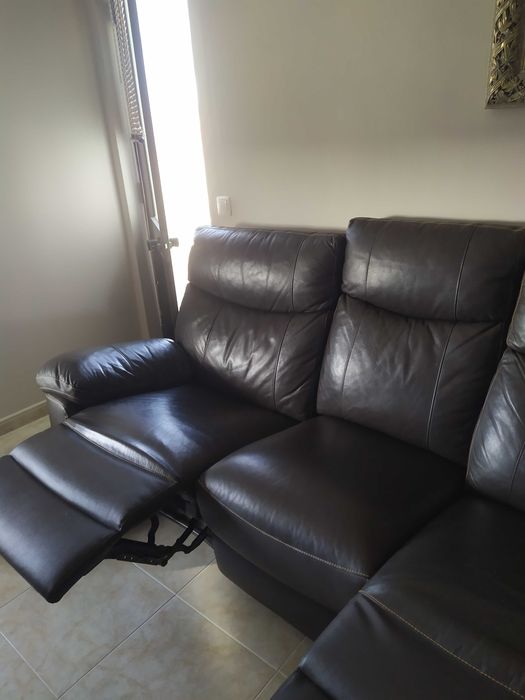 sofá 3 lugares em pele sintética castanho