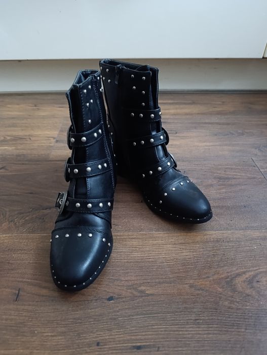 Botki damskie z ćwiekami