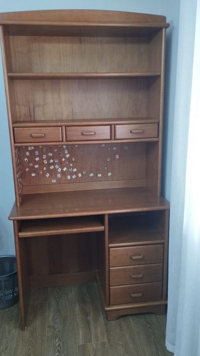 Cama solteiro e secretária