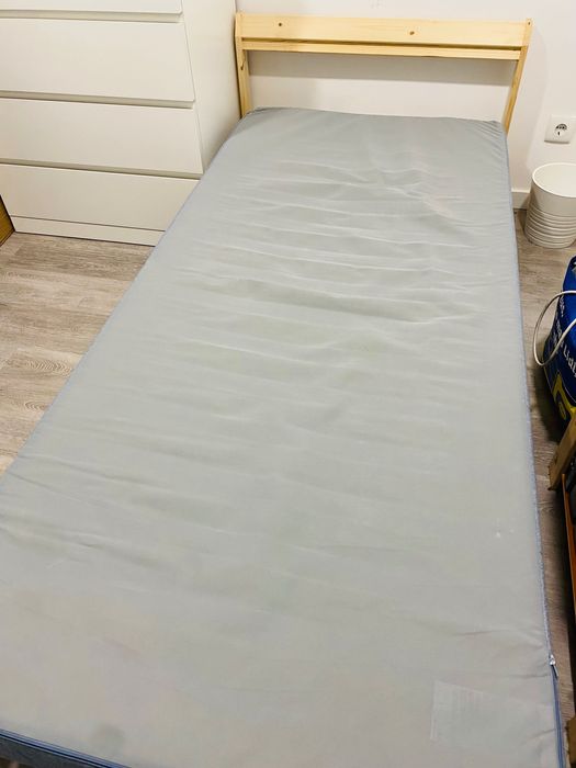 Cama de solteiro IKEA + colchão + proteção de colchão + lençol