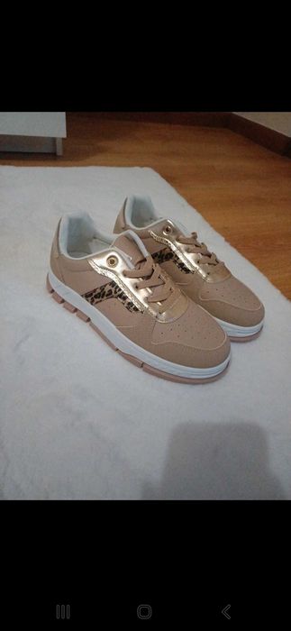 Tenis beges e dourados guess