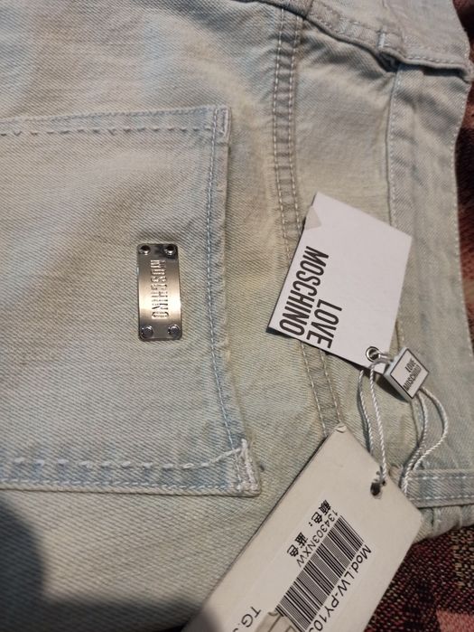 Джинсы Moschino.
