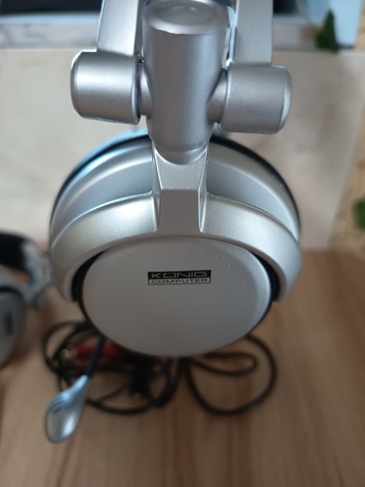 Dois Headsets Konig