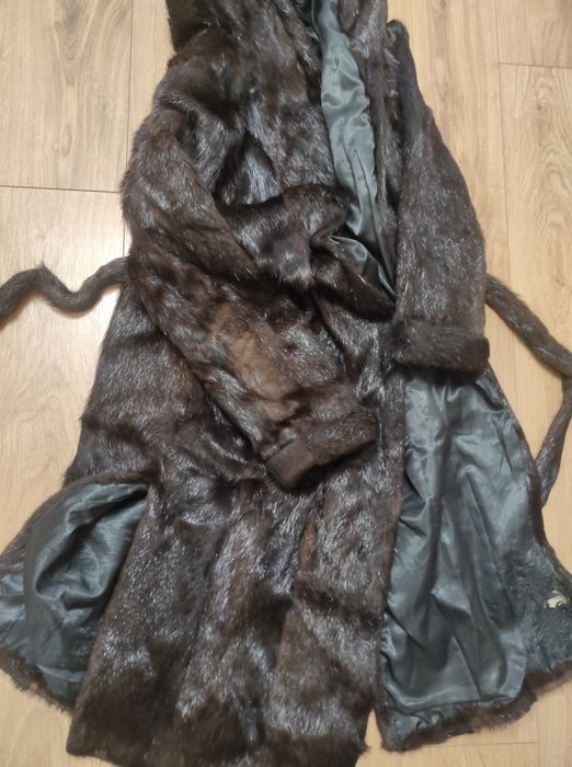Шуба з нутріїї б/в потребує ремонту
