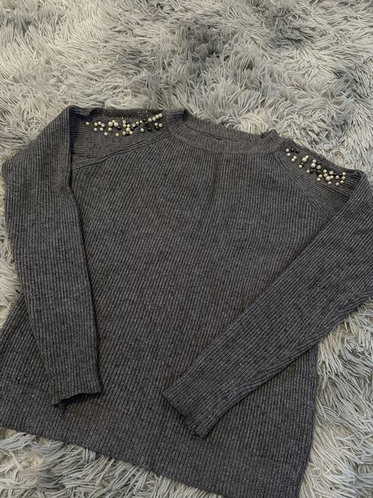 Светр з вирізом на плечах