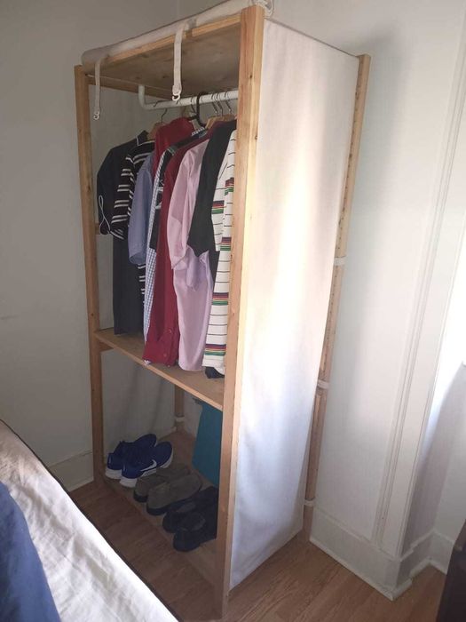 Roupeiro de tecido e madeira