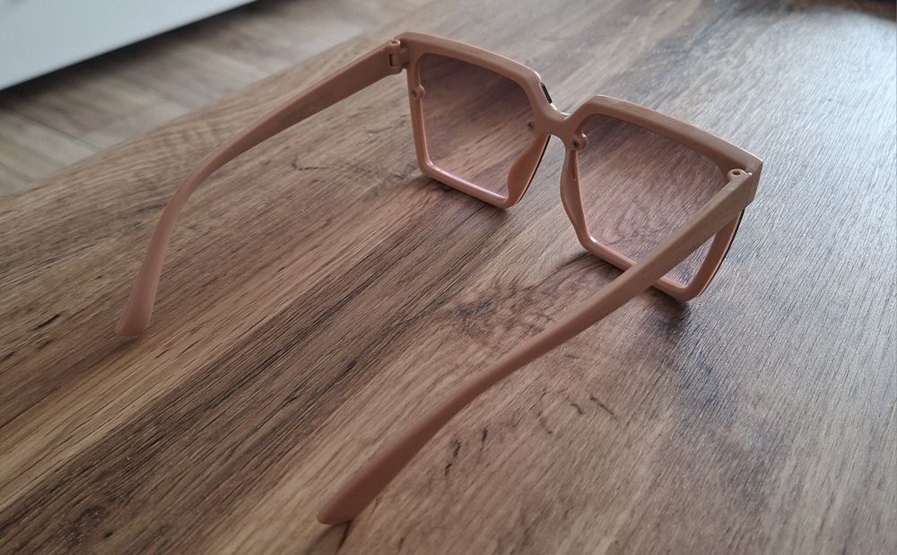 Beżowe ciemne okulary