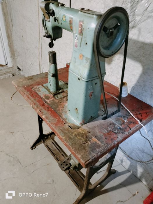 Колонкова швейна машина