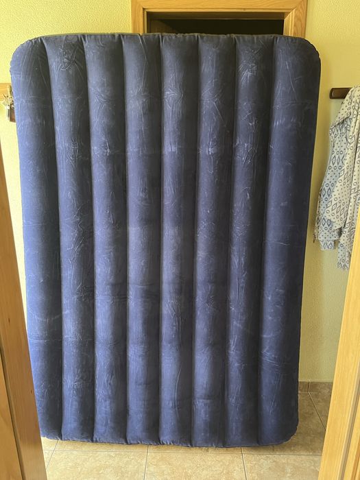 Colchao insuflavel de casal da marca Intex