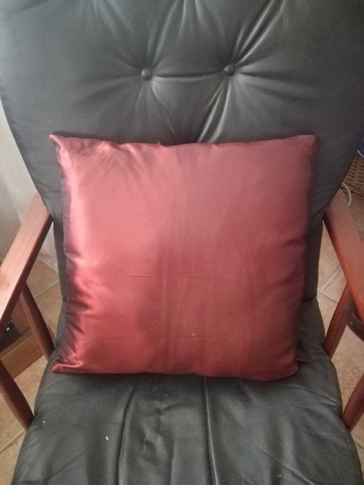 Almofada vermelha e preta