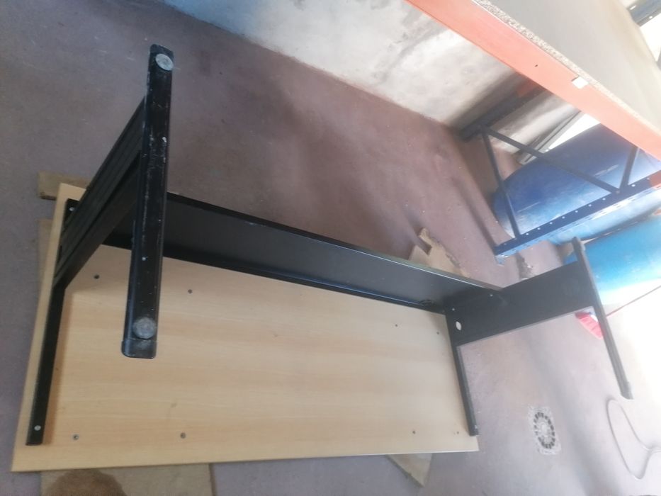 Secretaria em bom estado. Dimensão média.