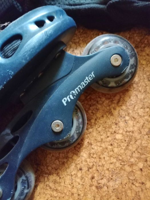 Conjunto de patins, protetores de joelhos e de mãos