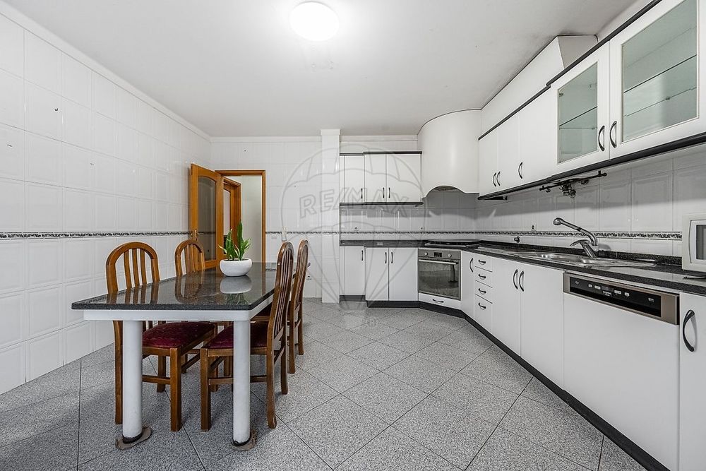 Cozinha Completa em "L"  com Eletrodoméstico,  Bancada em Granito Negro e Lava-loiça + Mesa de jantar