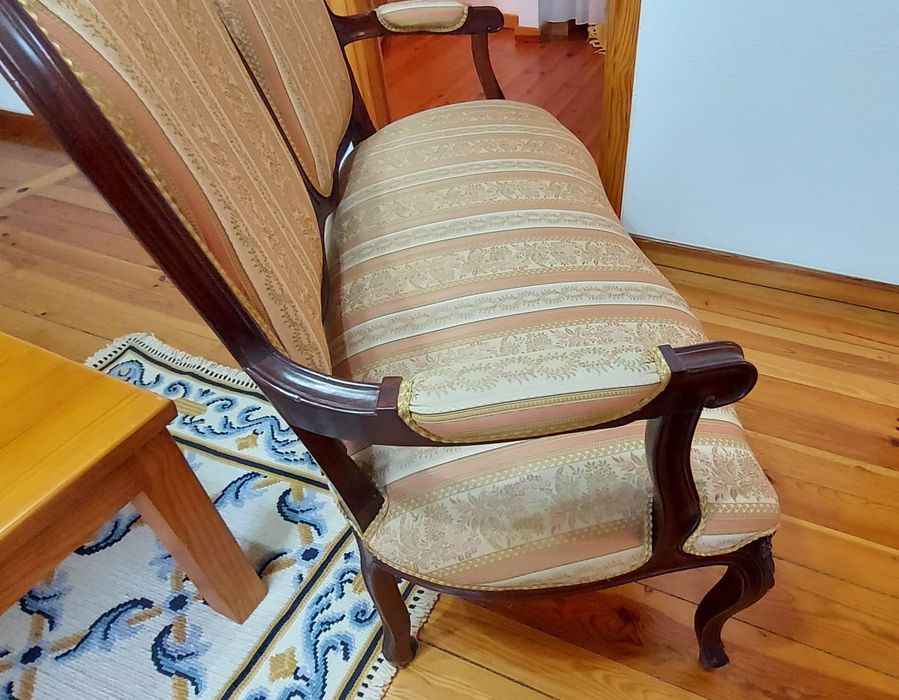 Cadeirão em tons rosa e bege