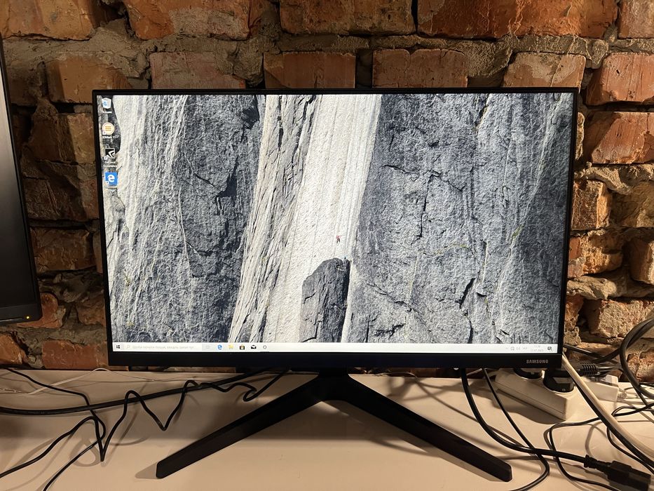 Безрамковий монітор Samsung 24 діагональ