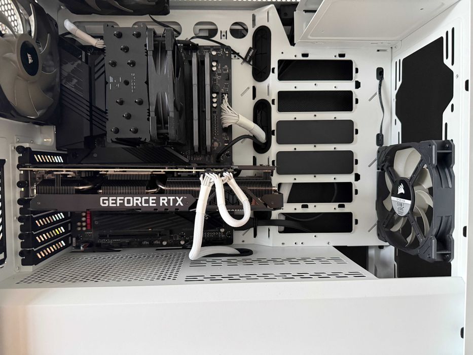 PC Desktop High-End Gaming/Trabalho (Ryzen 9 5900X, RTX 3070 OC, 32GB RAM, 1TB NVMe) + Setup 2 Monitores LG com Suporte Duplo