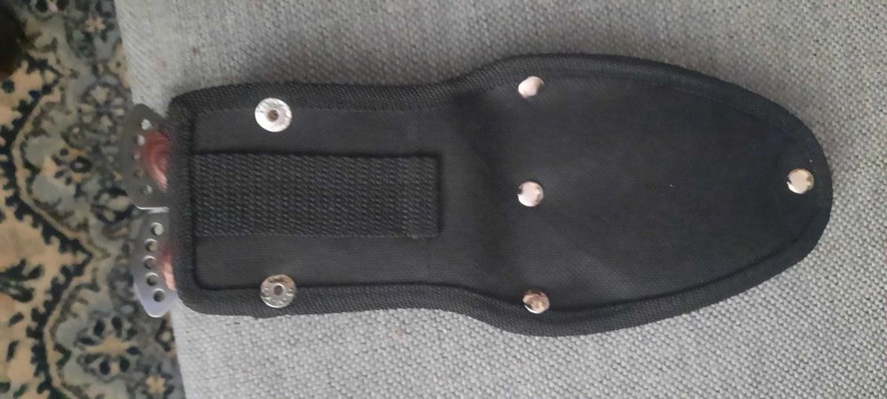 Noże Askari. W futerale.