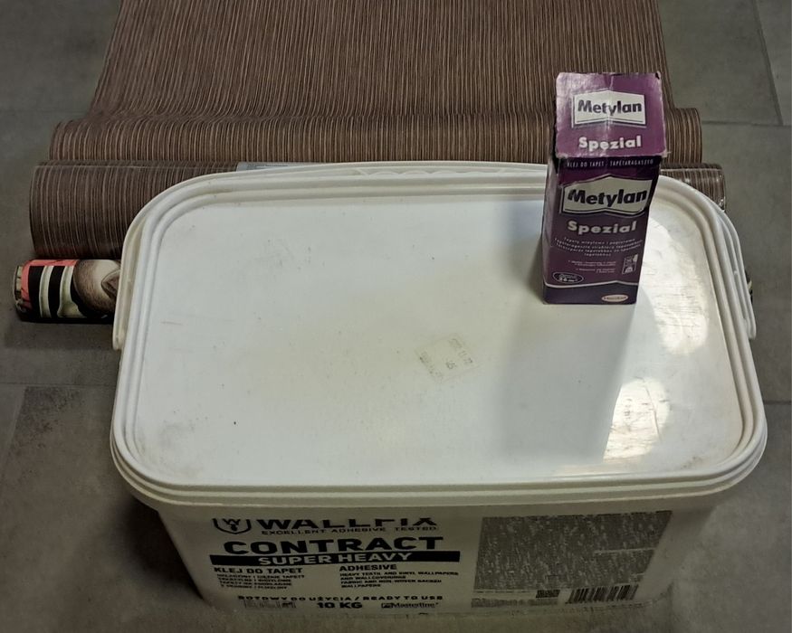 Tapety ścienne pozostałości z remontu