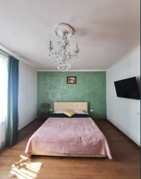 Пропонується до продажу доглянутий цегляний будинок.