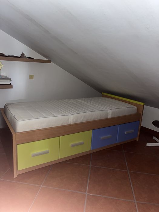 Mobila de quarto criança adolescente com estantes cama e colchão