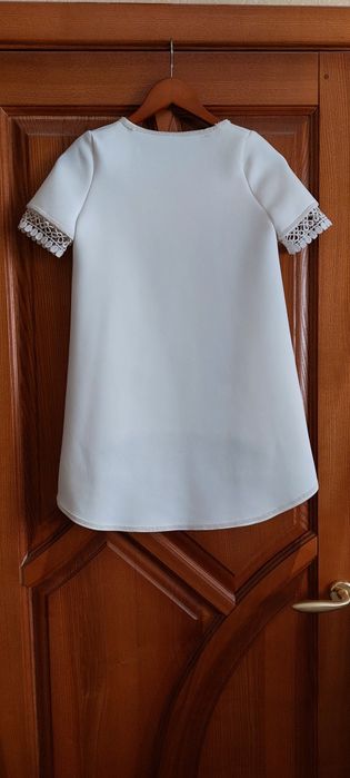 Біла дитяча сукня з мереживом