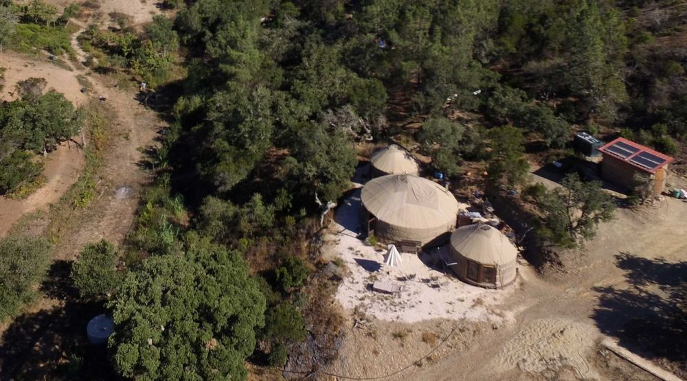 Yurt 24ft + 14ft with 6m Glasswall. Glamping year round. Isolada