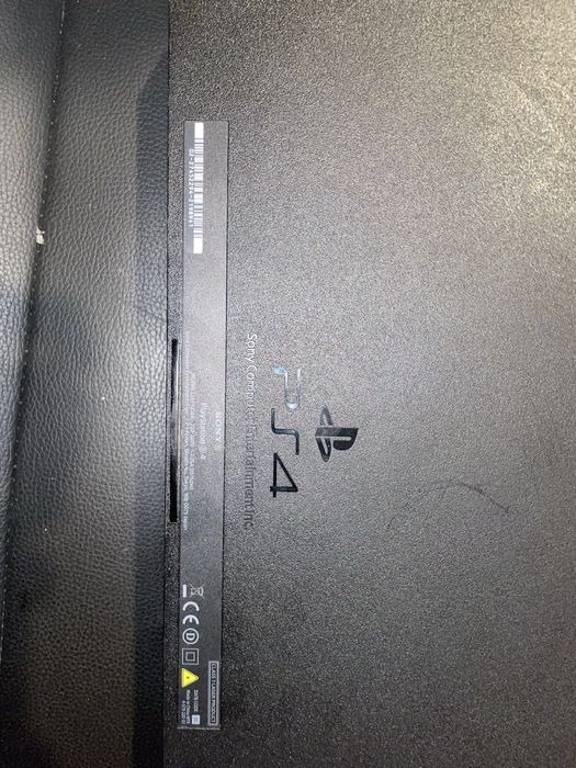 PS4 com jogos e dois comandos