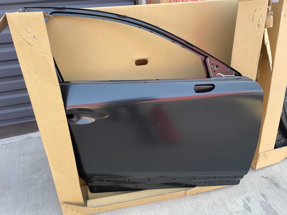 Двери передние Mazda CX-30 новые оригинал DFY05902XB, DFY05802XB