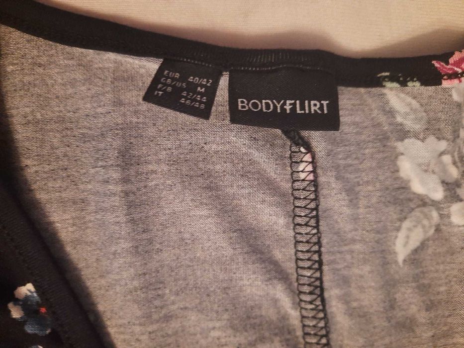 Ładna sukienka czarna w kwiatki