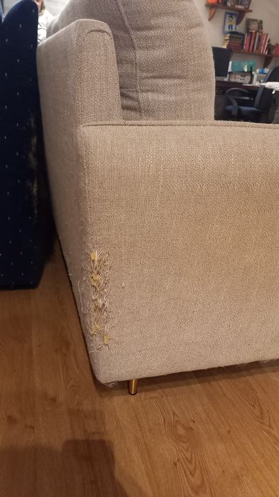 Sofá cor bege com algum uso .