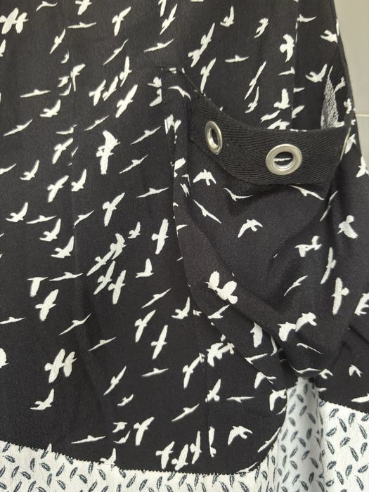 Saia rodada, multitecido e vários tons de cinza, branco e preto.