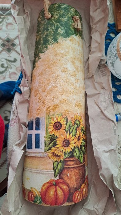 Telha pintada à mão com motivos florais