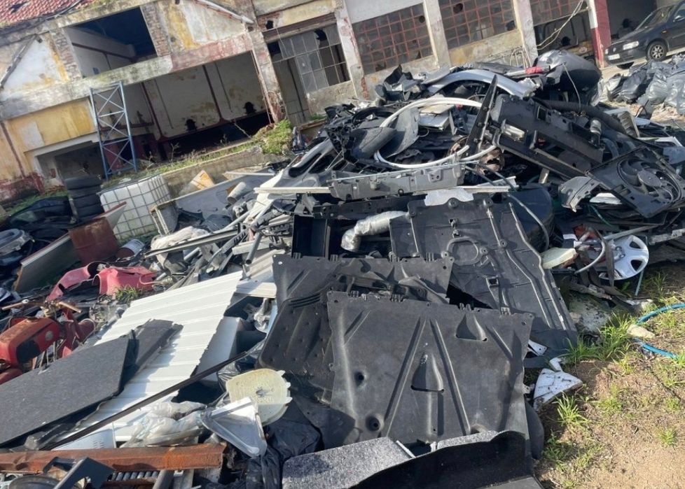 DEMOLIÇÕES E LIMPEZAS de terrenos, armazéns, moradias e arrecadações