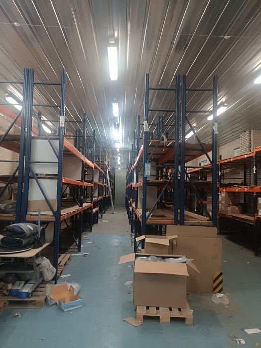 Солом'янський р-н. Склад 378м на рампі, зі стелажами.